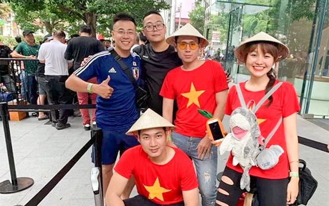 Đến hẹn lại lên, người Việt chen chúc nhau xếp hàng chờ mua iPhone 11 tại Singapore