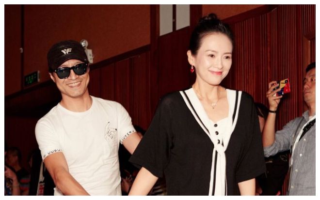 Sau thời gian dài giấu bụng bầu, Chương Tử Di bị nghi đã bí mật sinh con thứ 2 tại Mỹ
