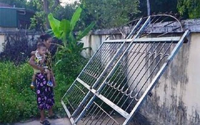 Chơi trước cổng nhà, bé trai 3 tuổi bị cửa sắt đè lên người tử vong thương tâm