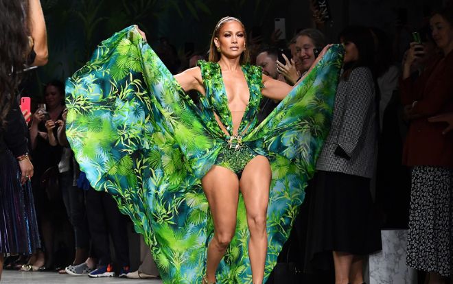 Jennifer Lopez kết màn cho show Versace trong chiếc váy kinh điển từng làm náo loạn làng thời trang
