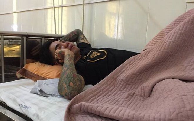 20 thanh niên kéo đến quán karaoke xô xát, 2 công an và người đàn ông xăm trổ nhập viện