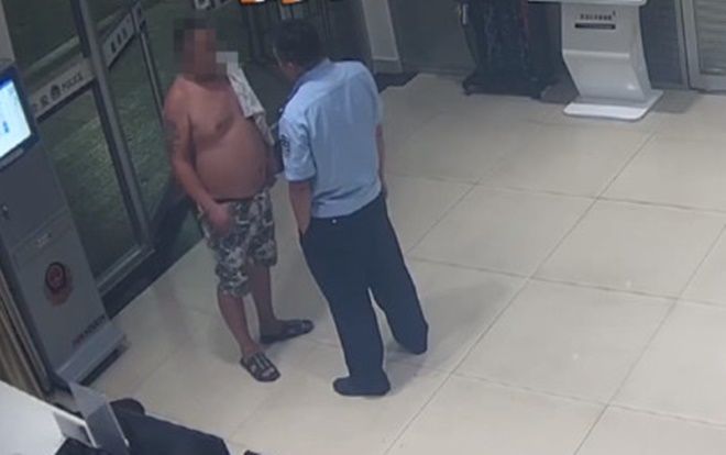 Người đàn ông nửa đêm xông vào đồn cảnh sát nói muốn vào tù với lý do bất ngờ