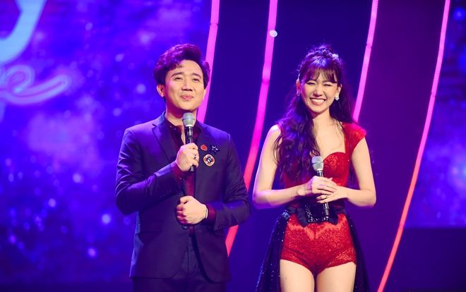 Hari Won bị Trấn Thành tố thiếu chuyên nghiệp ngay trên sân khấu mini concert Galaxy Of Love