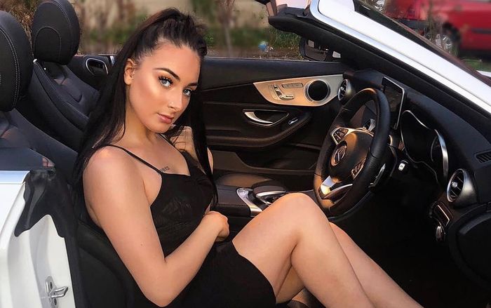 Đọ vòng 1 của hai nàng WAGs nóng bỏng nhất cuộc đại chiến Chelsea - Liverpool