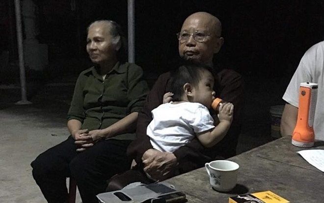 Bé trai hơn 1 tuổi bị mẹ bỏ rơi trước cổng chùa kèm tờ giấy 'nhờ nuôi con hết đời, không vấn vương gì hết'