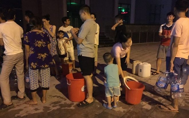 Cư dân ở chung cư Hà Nội khốn khổ nửa đêm xếp hàng chờ lấy nước sinh hoạt