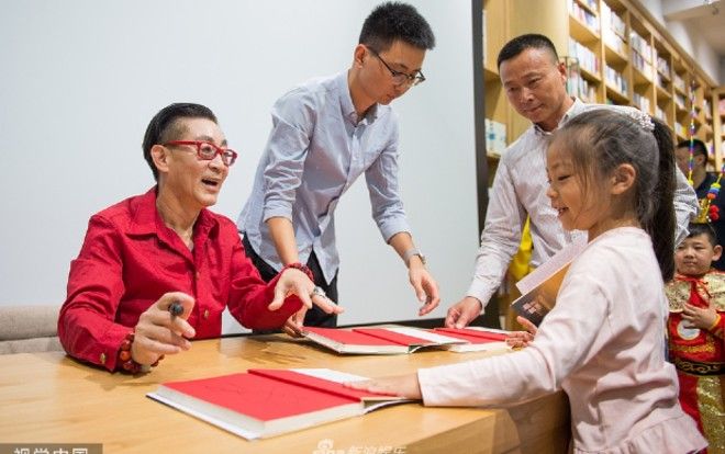 Lục Tiểu Linh Đồng gây choáng khi ở tuổi 60 vẫn có thể dẻo dai đá chân lên cao dễ dàng