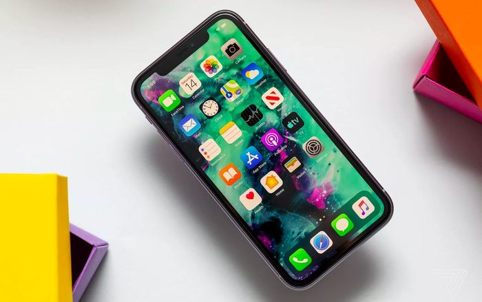 Dù nhận đặt trước, vì sao các nhà bán lẻ tại VN chưa dám gọi tên iPhone mới?