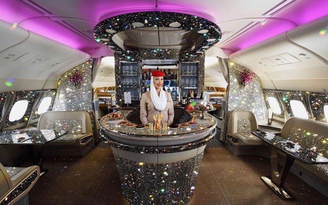 Sự thật sau bức ảnh quầy bar dát kim cương trên máy bay