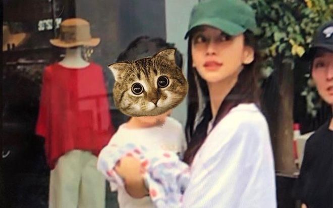 AngelaBaby và Tiểu Hải Miên bị bắt gặp ở bên ngoài, một lần nữa không có Huỳnh Hiểu Minh bên cạnh