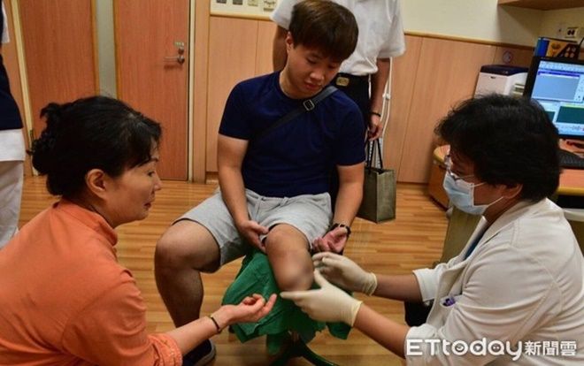 Nghị lực của chàng trai mất 5 người thân và một phần cơ thể sau trận động đất kinh hoàng