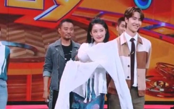 'Thiên thiên hướng thượng': Biểu cảm đáng chú ý của Vương Nhất Bác khi Lý Thấm múa kinh kịch