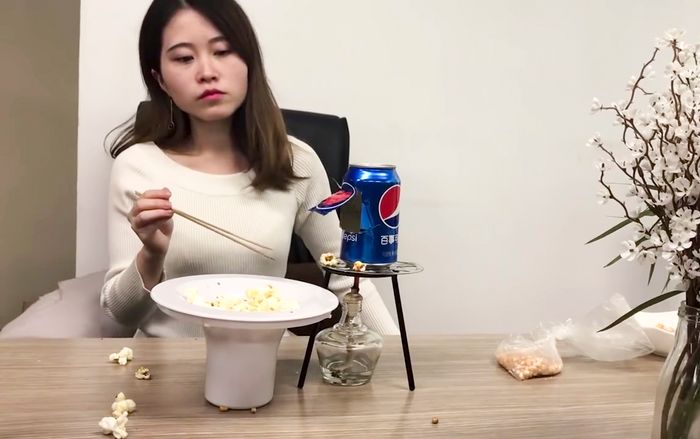 Bắt chước YouTuber nổi tiếng làm bỏng ngô bằng lon nước ngọt, bé gái thiệt mạng thương tâm