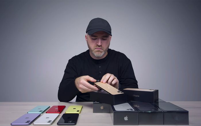 Đập hộp cùng lúc 14 phiên bản iPhone 11, YouTuber nổi tiếng khiến ai cũng phải 'trầm trồ'