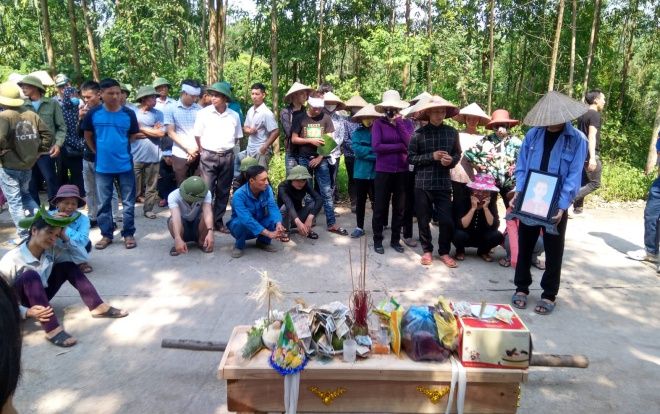 Người thân khóc ngất bên linh cữu ba mẹ con tử nạn: ‘Các con cháu ơi sao lại ra đi thế này, bà mua bánh sinh nhật chờ cả nhà về cơ mà’