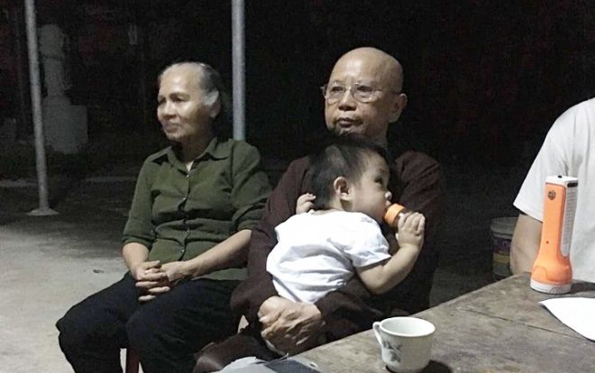 Bé trai 1 tuổi bị bỏ rơi kèm tờ giấy ‘nhờ nhà chùa nuôi hết đời, không vương vấn gì hết’ đã được người thân đến nhận