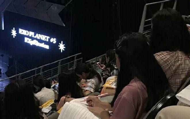 Tham gia concert của thần tượng, nữ sinh vẫn không quên mang theo sách vở để học bài khiến CĐM thích thú