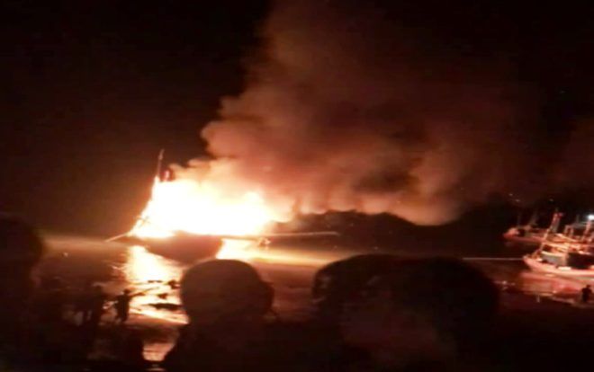 Tàu đánh cá đang neo đậu bất ngờ phát nổ trong đêm khiến 10 người tử vong, mất tích và bị thương
