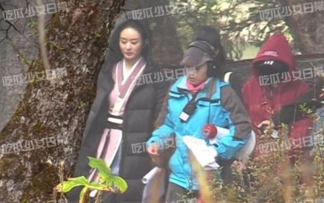 ‘Mẹ một con’ Triệu Lệ Dĩnh xuất hiện ở phim trường 'Hữu phỉ' với trang phục đậm màu thiếu nữ