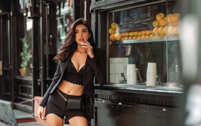 Minh Tú hờ hững khoe vòng 1 trên đường phố New York, người qua đường không thể rời mắt