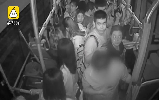 Say rượu quấy rối nữ sinh trên xe bus, tên biến thái được tài xế đưa thẳng đến đồn công an