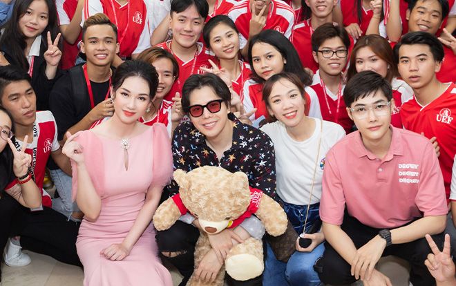 MC Quỳnh Chi, Trịnh Thăng Bình 'về trường' quậy hết cỡ cùng đạo diễn Luk Vân và hàng trăm sinh viên