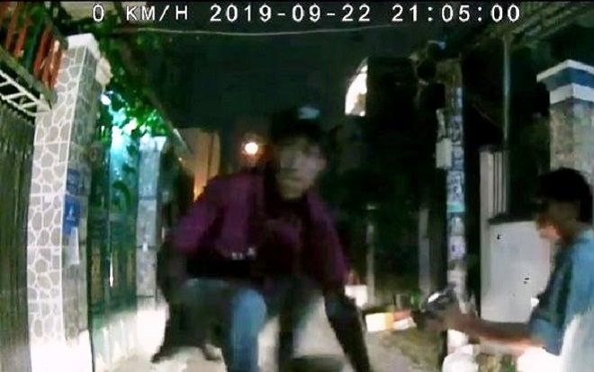 Xuống xin đường, tài xế Grab bất ngờ bị nhóm thanh niên lao vào dùng dao đòi đâm và đập phá ô tô