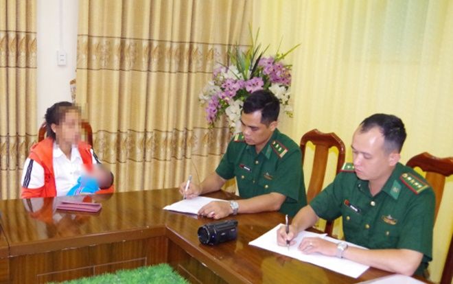 Bắt người phụ nữ bán con đẻ qua biên giới với giá 40 triệu đồng