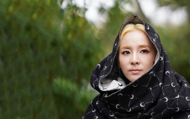 Dara trùm khăn kín mít vẫn sang chảnh vô đối tại Paris Fashion Week