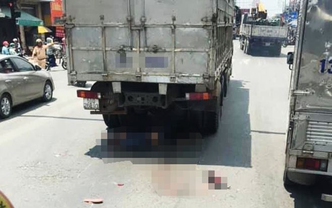 Rẽ trái sang đường, hai vợ chồng bị xe tải tông tử vong tại chỗ ở Sài Gòn