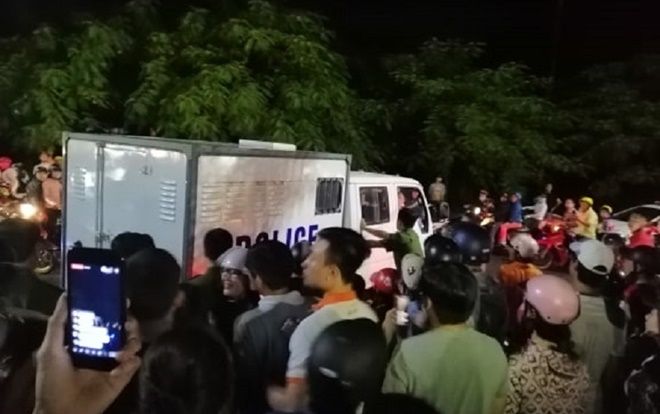 Công an thực hiện lệnh khám xét và bắt giữ bác sĩ ở Huế đánh đập nữ thực tập sinh đến nhập viện