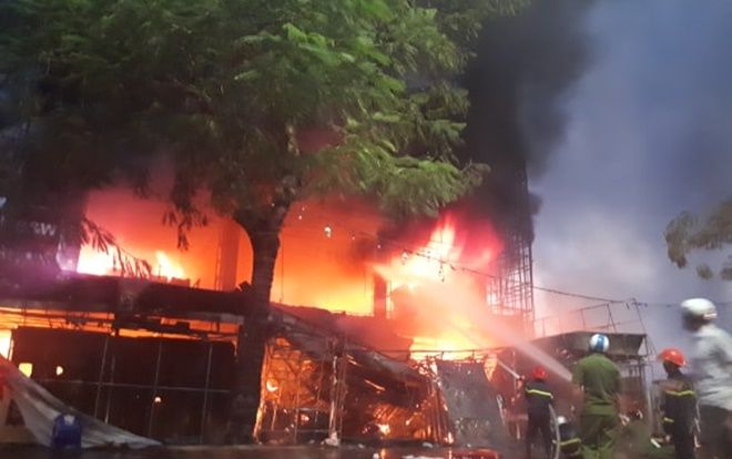 Cháy lớn siêu thị điện máy ở Hải Phòng, nhiều tài sản bị thiêu rụi