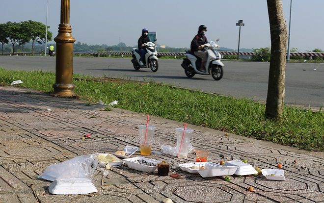 Ngao ngán hình cảnh rác chất đống ở Làng Đại học sau những bữa tiệc ngoài trời vui vẻ hết mình