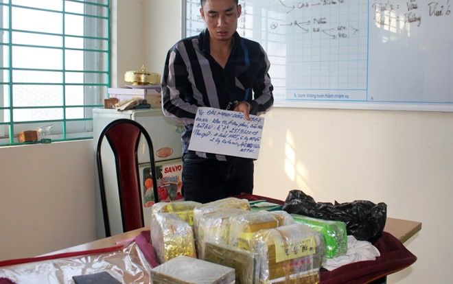 Cảnh sát chặn 3 ô tô trên quốc lộ, bắt quả tang nhóm người vận chuyển lượng lớn ma túy