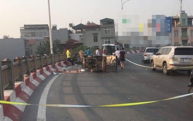 Bị chính xe ba gác do mình điều khiển lật đè trúng trên đường dẫn lên cầu Vĩnh Tuy, nam tài xế tử vong