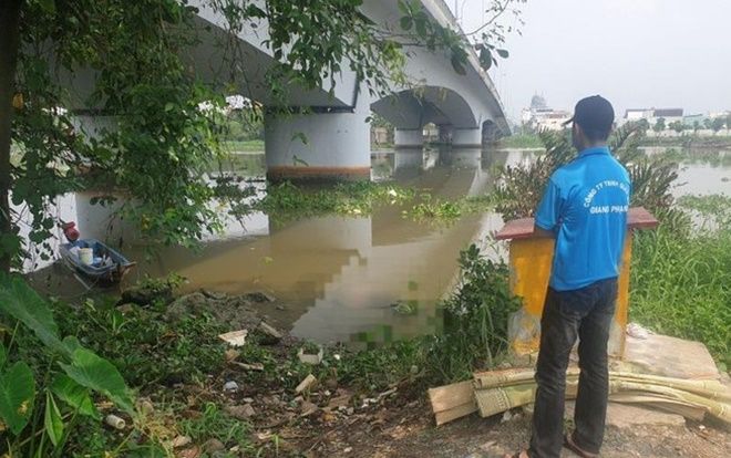 Tá hỏa phát hiện thi thể người đàn ông lẫn trong đám lục bình, trôi trên sông Sài Gòn