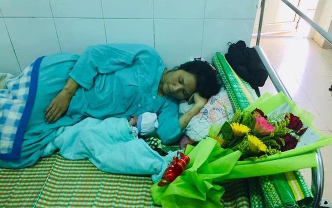 Tài xế taxi đỡ đẻ cho sản phụ mẹ tròn con vuông ngay trên xe