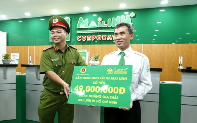 Bàn giao cho công an 56 triệu đồng nhặt được, tài xế taxi bất ngờ nhận lại 49 triệu đồng sau một năm không có người nhận