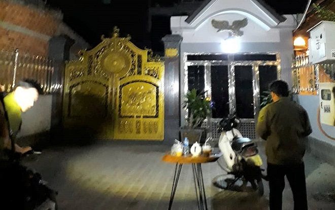 Đi nhậu về khuya, chủ trại vịt giàu có đâm vợ trẻ tử vong trước mặt 3 con nhỏ