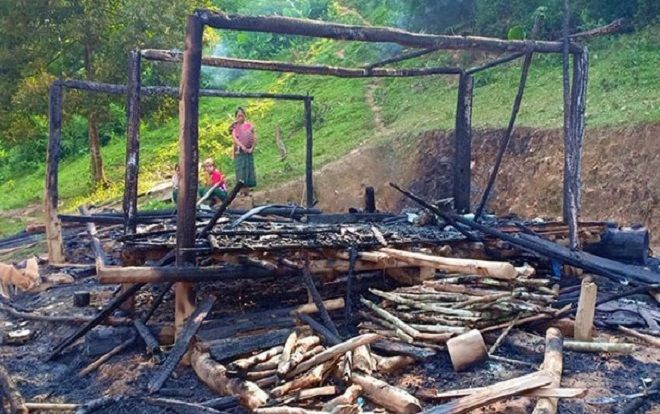 Người mẹ bất chấp ngọn lửa ôm 3 con nhỏ chạy khỏi căn nhà đang cháy