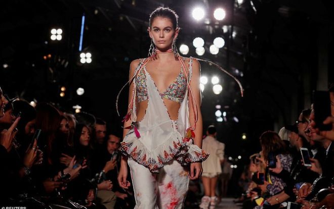 Kaia Gerber hút mắt khi mặc bikini gợi cảm khoe được 'điểm vàng' trên sàn catwalk