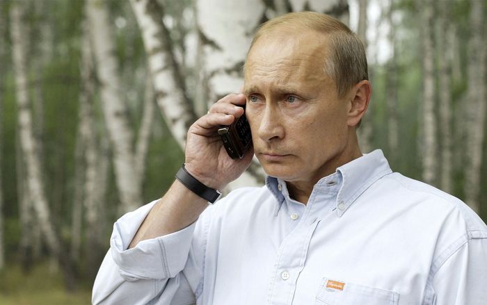 Lộ diện chiếc điện thoại Tổng thống Putin đang dùng: Không phải iPhone, siêu dày và siêu bảo mật!