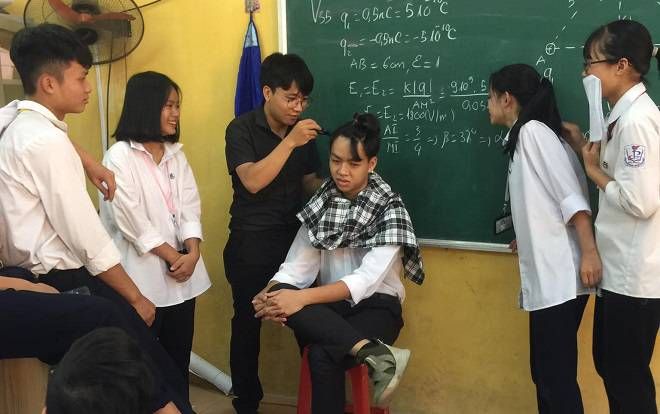 Thấy nam học trò cột tóc dài đến lớp, thầy giáo trẻ đem theo tông đơ và tự tay cắt tóc khiến CĐM vô cùng thích thú