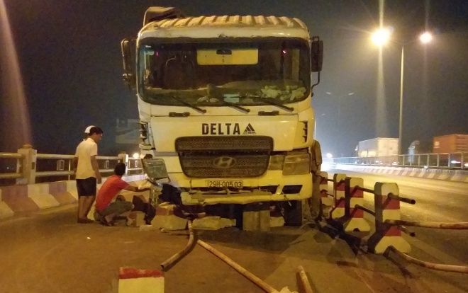Xe bồn nổ lốp ‘san phẳng’ 20m dải phân cách trên cầu Thanh Trì, tông 4 sinh viên nhập viện