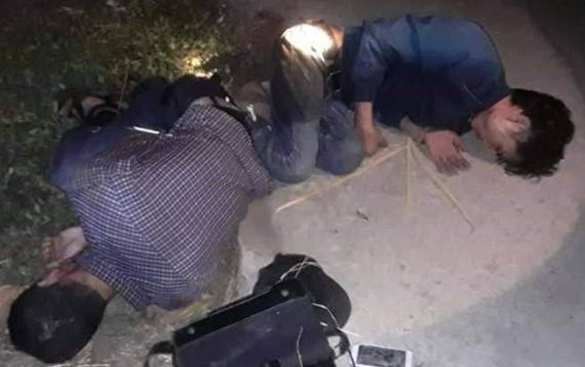 2 đối tượng trộm chó bị người dân vây bắt đánh đến nhập viện, đốt cháy rụi xe máy