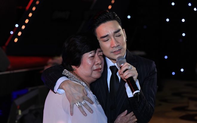 Quang Hà xúc động ôm mẹ bật khóc trong liveshow hậu sự cố cháy sân khấu