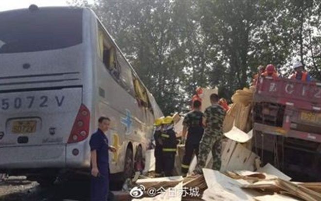 Xe buýt nổ lốp đâm vào xe tải trên cao tốc Trung Quốc, ít nhất 36 người chết