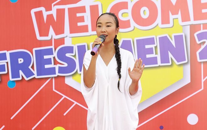 Cả ngàn tân sinh viên ĐH Kinh Tế - Tài Chính TP.HCM hòa giọng cùng ca sĩ Đoan Trang với bản hit 15 năm tuổi 'Socola'