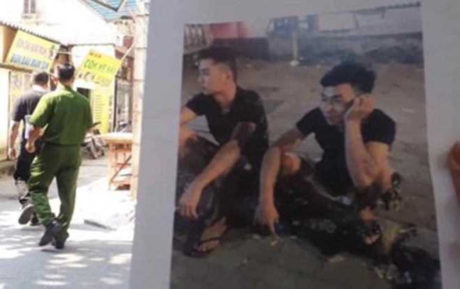 Công an dán tờ rơi truy tìm toàn quốc hai đối tượng nghi sát hại nam sinh 18 tuổi chạy Grab ở bãi đất hoang