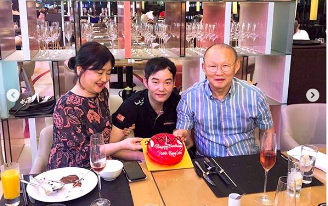 HLV Park Hang Seo đón sinh nhật sớm